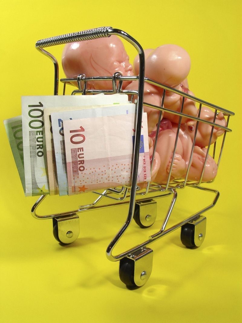 Italie : contourner la loi qui interdit la GPA