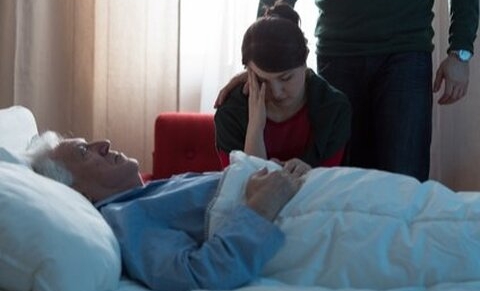 Les hôpitaux belges laissent-ils mourir certains patients par manque de place ?