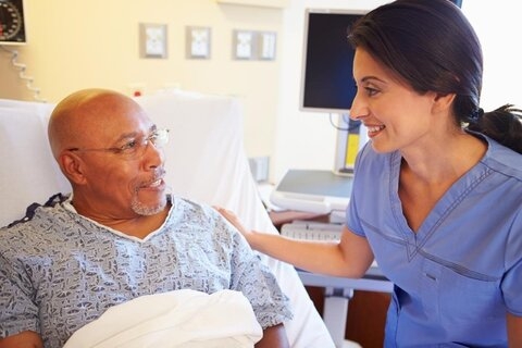 Un soignant manifestant de l'empathie atténue la douleur de ses patients
